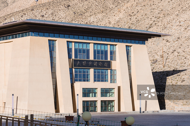 大柴旦雪山下的游泳馆图片素材