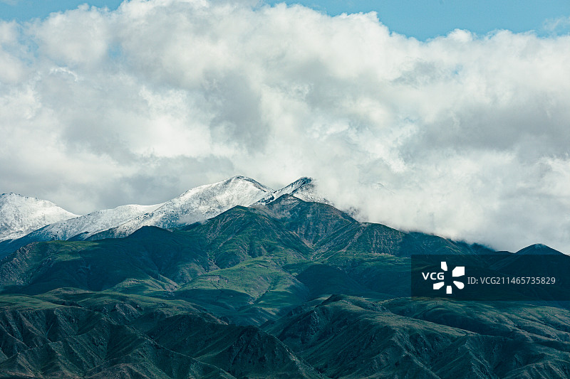 青甘大环线景点 雪山下的茶卡盐湖 祁连山支脉 完颜通布山和昆仑山支脉 旺尕秀山图片素材