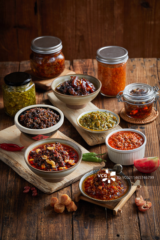 木质餐桌上丰盛的美食，拌饭酱图片素材