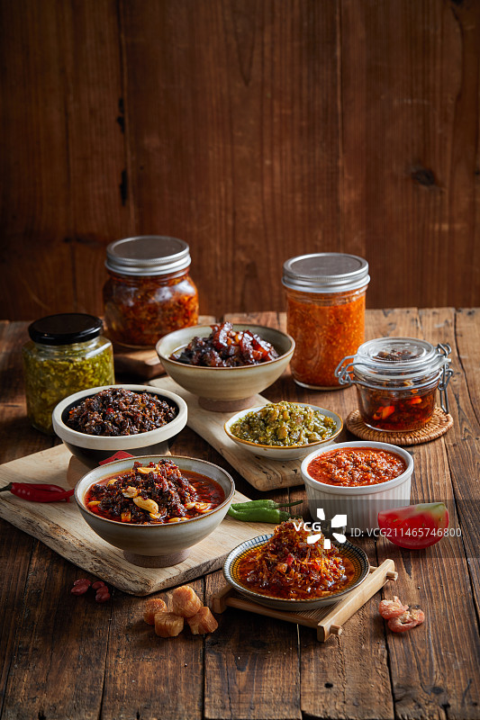 木质餐桌上丰盛的美食，拌饭酱图片素材