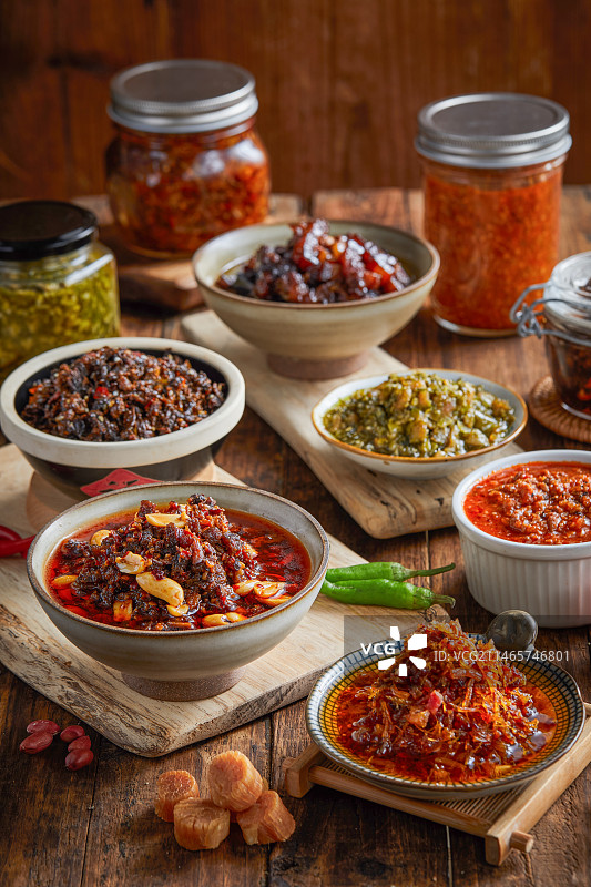 木质餐桌上丰盛的美食，拌饭酱图片素材