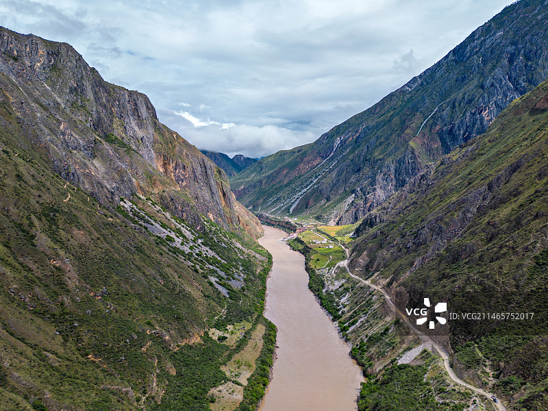 航拍怒江大峡谷公路险峻风光图片素材