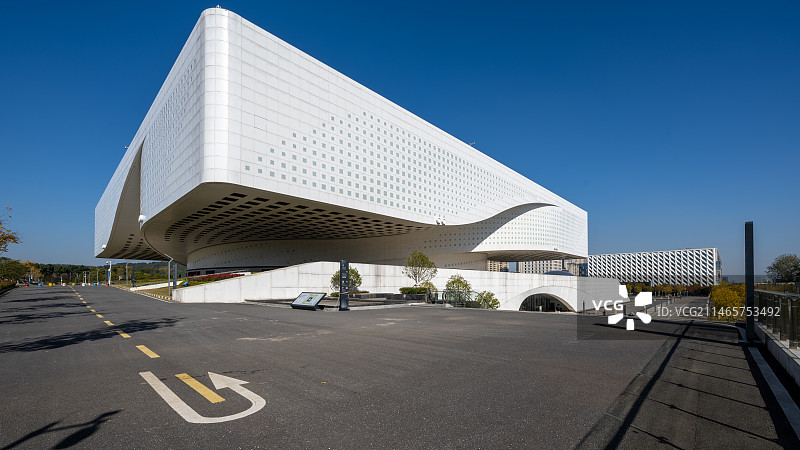 秋天下午阳光武汉光谷的武汉科技馆图片素材