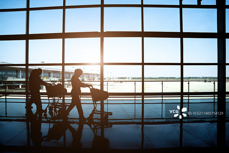 机场航站楼宽大的玻璃窗图片素材