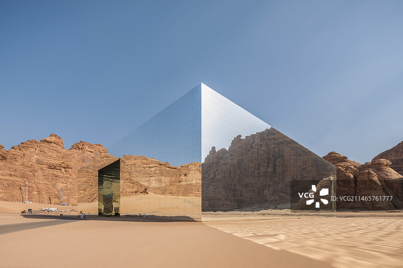 世界上最大的镜面建筑沙漠中的沙特阿拉伯马拉亚音乐厅（Maraya）图片素材