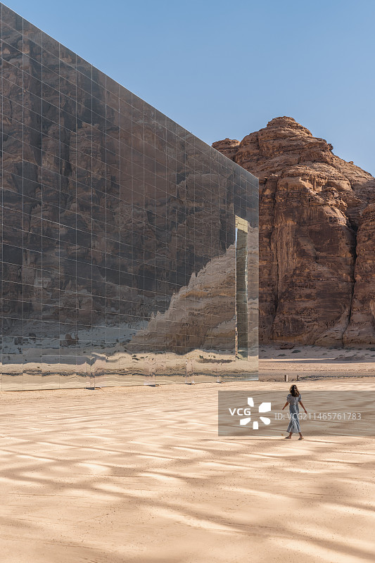 世界上最大的镜面建筑沙漠中的沙特阿拉伯马拉亚音乐厅（Maraya）图片素材