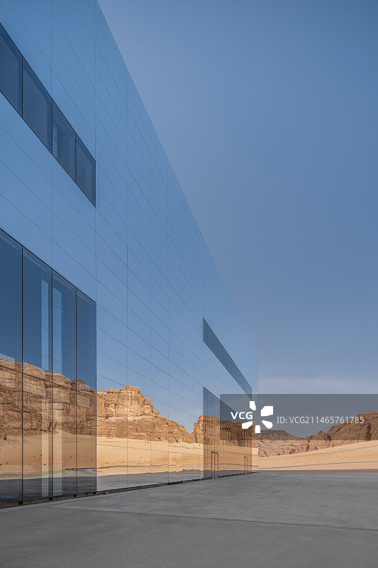 世界上最大的镜面建筑沙漠中的沙特阿拉伯马拉亚音乐厅（Maraya）图片素材
