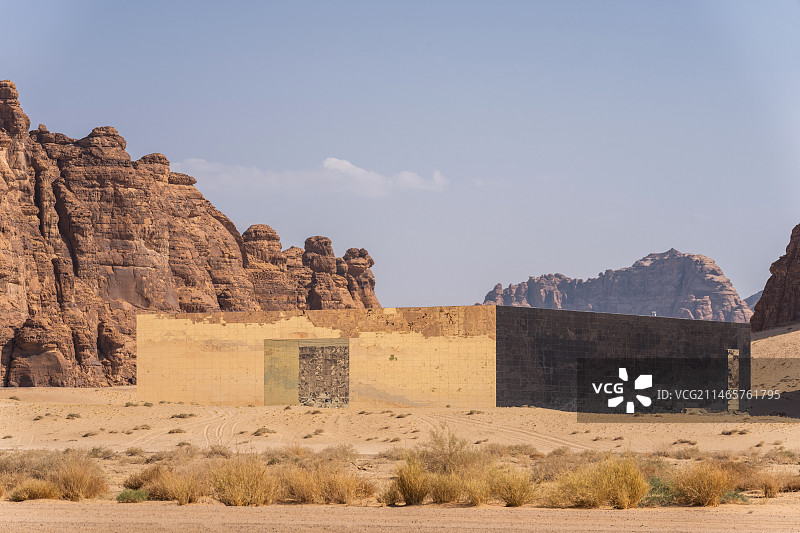 世界上最大的镜面建筑沙漠中的沙特阿拉伯马拉亚音乐厅（Maraya）图片素材