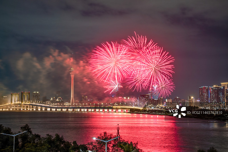 澳门塔与西湾大桥国际烟花节图片素材