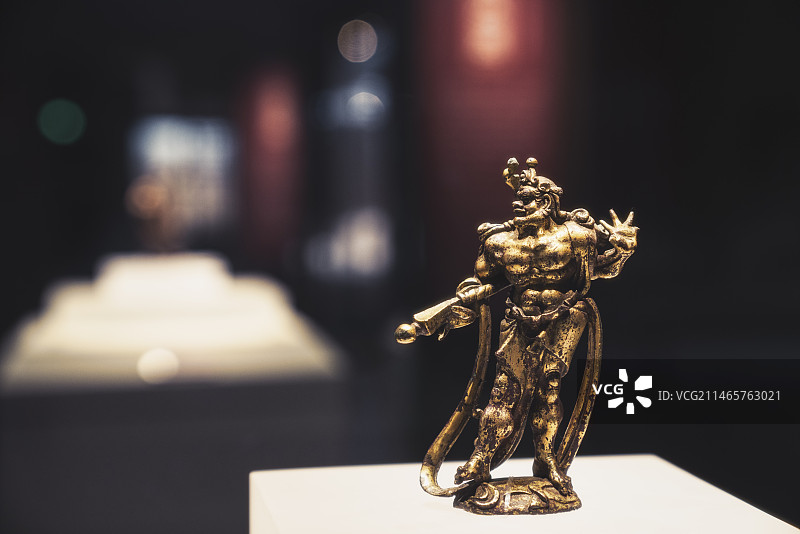 河北保定 定州博物馆 鎏金铜力士像图片素材