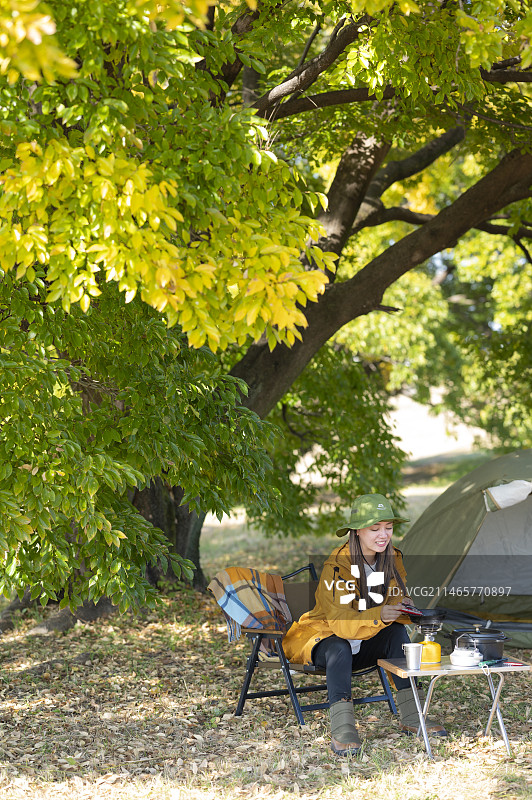 女人独自露营图片素材