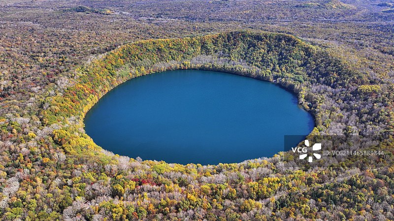 航拍视角下的火山湖图片素材