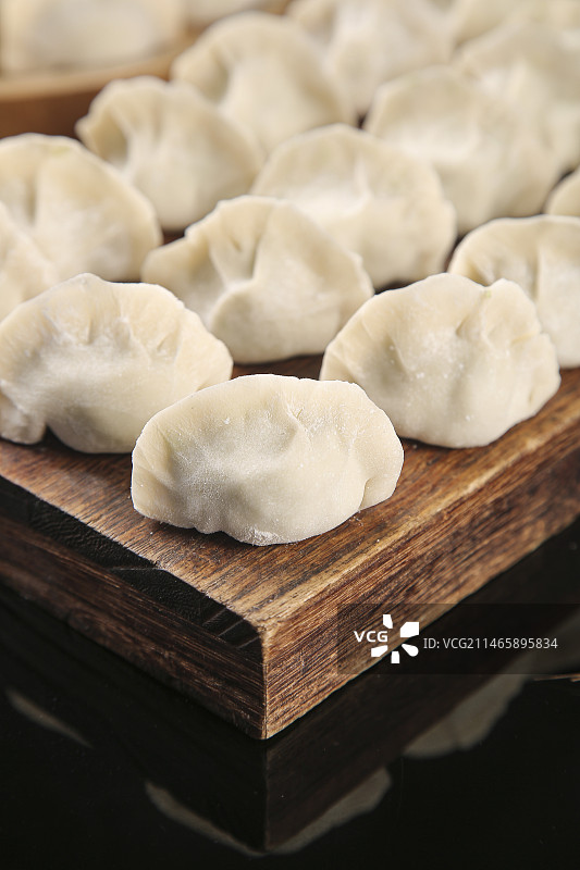 深底上的鲅鱼水饺图片素材