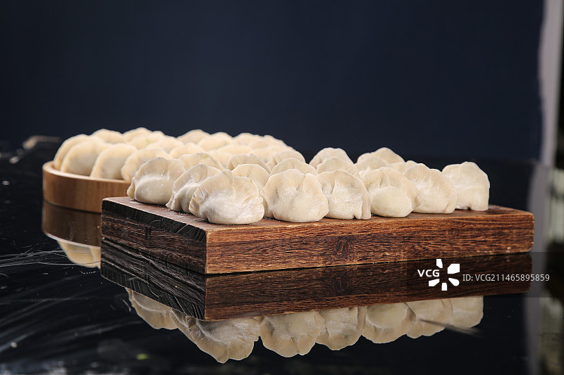 深底上的鲅鱼水饺图片素材