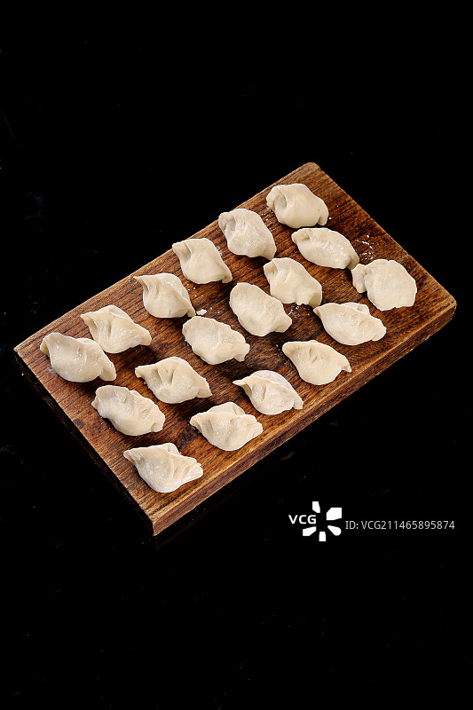 深底上的鲅鱼水饺图片素材