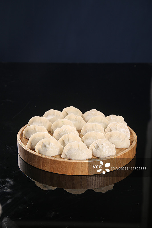 深底上的鲅鱼水饺图片素材