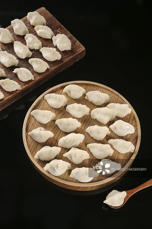 深底上的鲅鱼水饺图片素材