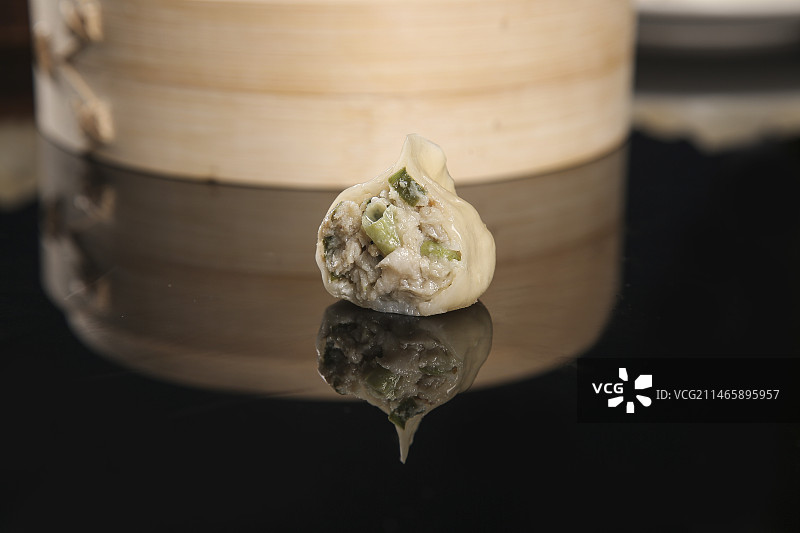 深底上的鲅鱼水饺图片素材