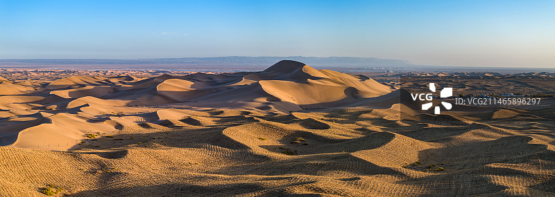 巴丹吉林沙漠的沙丘和麦草方格图片素材