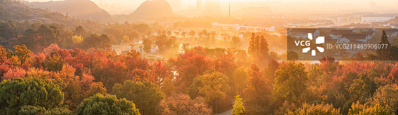 苏州吴中木渎天平山秋天红枫与阳光下的晨雾风景航拍图片素材