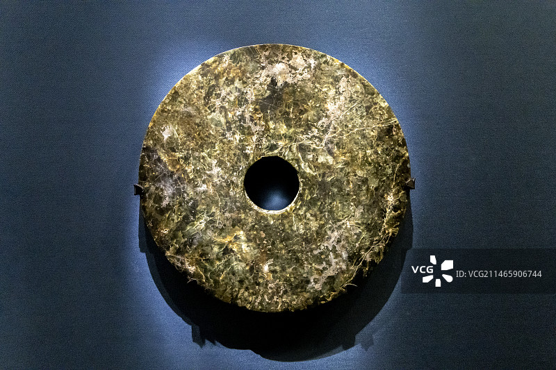 崧泽•良渚文明考古特展：刻符玉璧【良渚文化，2012年江苏兴化蒋庄遗址36号墓出土，南京博物院藏】图片素材