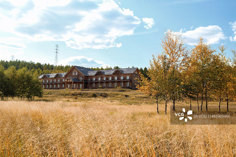 秋天大兴安岭林区中的欧式小屋图片素材