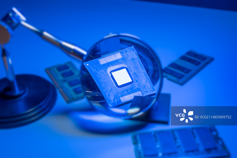 放大镜下的CPU芯片特写，电脑数码科技概念主题图片素材