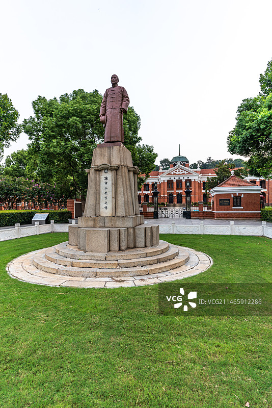 清晨无人的湖北武汉武昌首义广场鄂军都督府红楼辛亥革命博物院武昌起义纪念馆孙中山雕塑景观景点图片素材