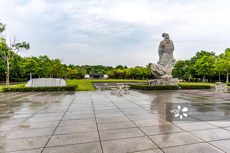 雨中的湖北黄冈遗爱湖公园苏东坡雕塑雕像苏东坡纪念馆建筑图片素材