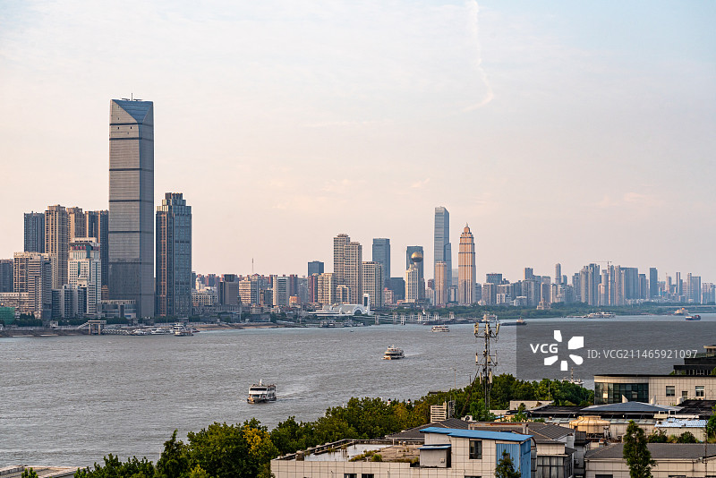 黄昏夕阳晚霞中的湖北武汉长江龟山电视台汉口江滩建筑景观与武昌老城建筑图片素材