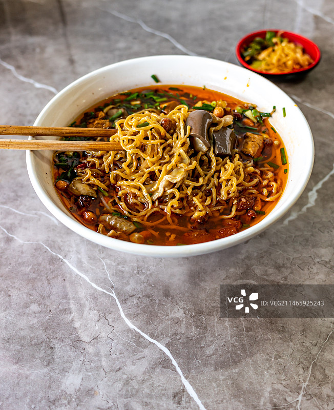餐桌上的一碗贵阳特色美食小吃肠旺面特写镜头图片素材