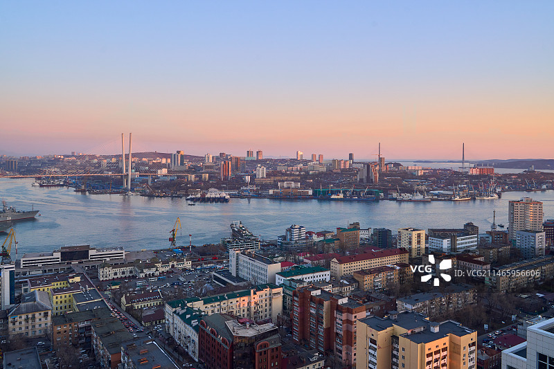 落日余晖中的海参崴市区图片素材