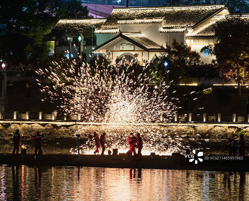 义乌佛堂镇十月初十打铁花图片素材