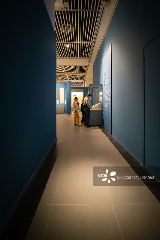 历史博物馆里参观艺术品的观众图片素材