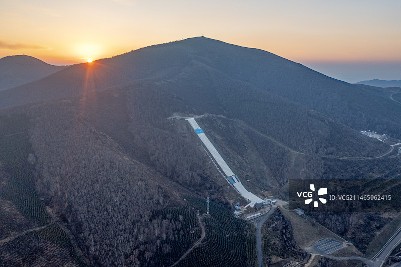航拍张家口太舞小镇滑雪场全景日出图片素材