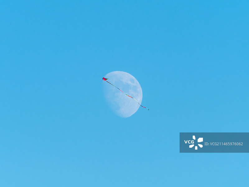 风筝凌月 白日月亮图片素材