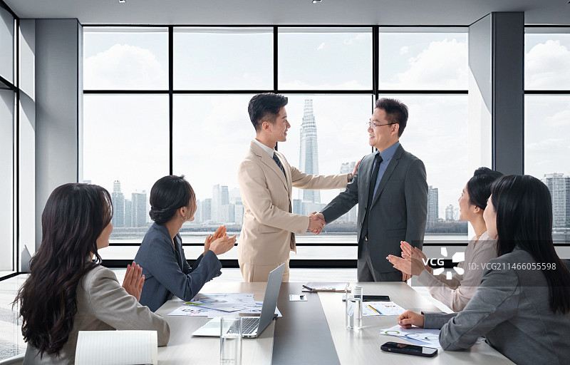 商务人士握手合作图片素材
