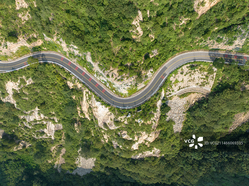 航拍北京白河大峡谷的山路图片素材