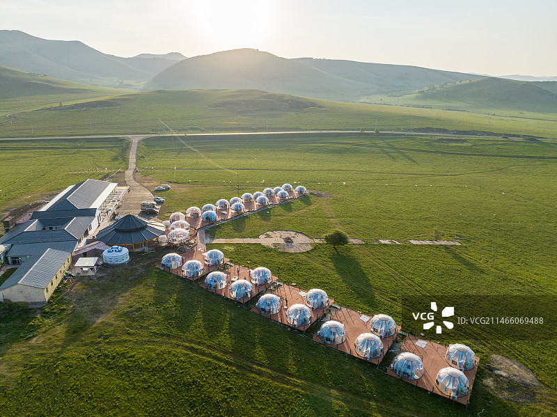 航拍内蒙古草原上的蒙古包度假村风景图片素材