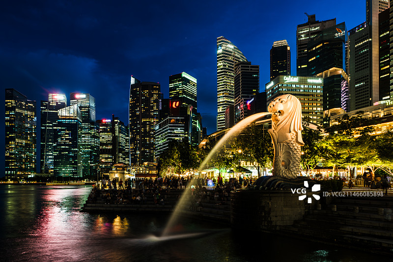 新加坡夜景鱼尾狮喷泉图片素材