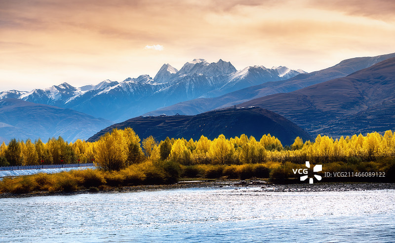四川甘孜州甘孜县卓达拉山风光图片素材