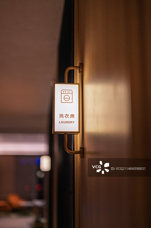 黄色金属质感指引牌导视牌墙上的信息标志特写镜头图片素材