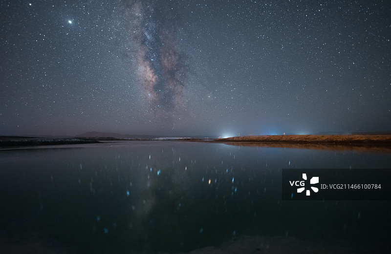 青海省海西蒙古藏族自治州大柴旦翡翠湖星空银河图片素材