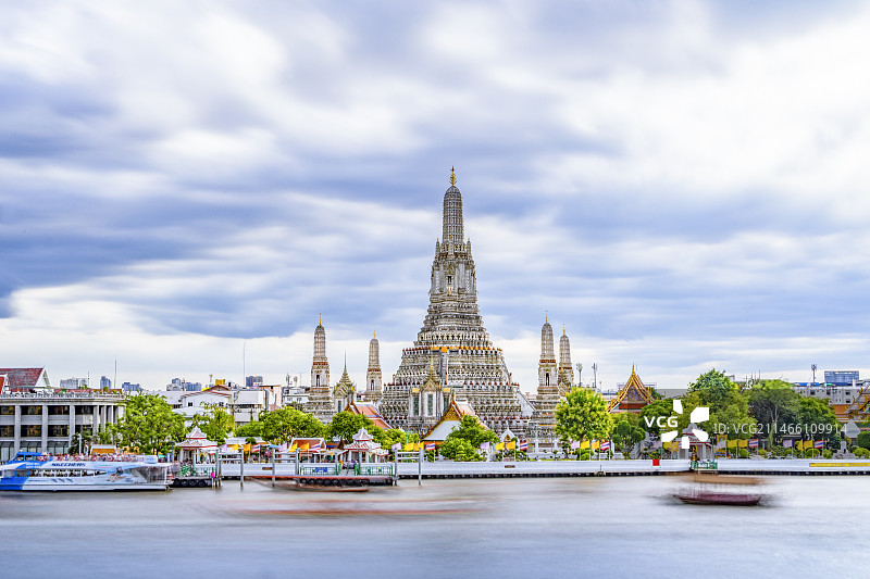 泰国曼谷湄公河畔的郑王庙图片素材