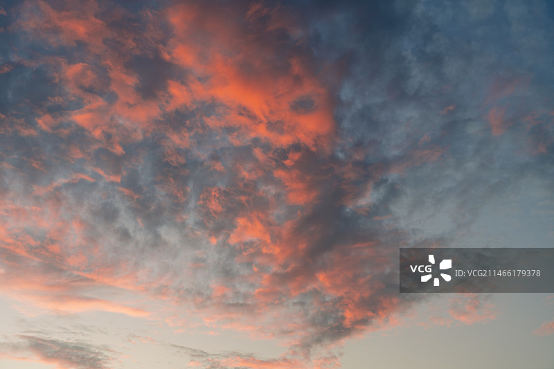 南方，火烧云，夏天傍晚的五彩祥云，壮丽的落日余晖图片素材