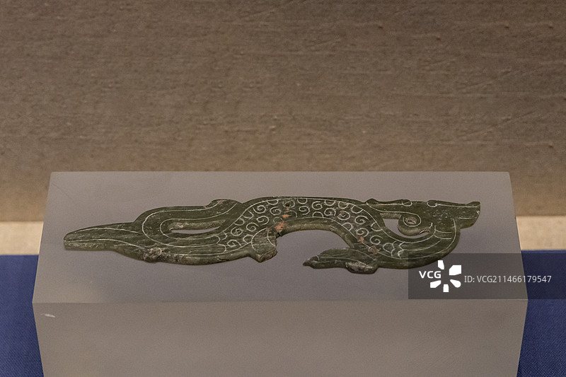 安徽文明史陈列（秦汉明清）：龙形玉佩（西汉，2007年六安市金安区三十铺镇双墩一号墓出土）图片素材