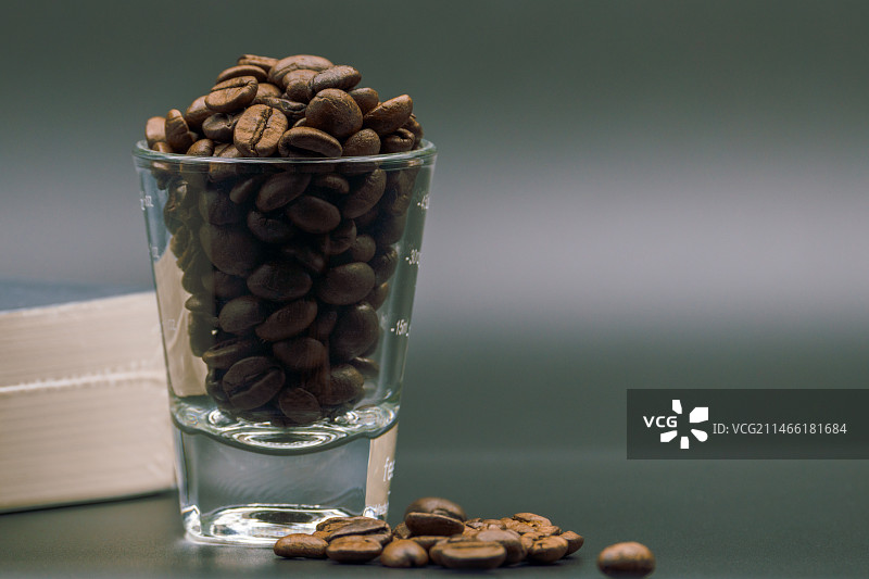桌子上杯子里烤咖啡豆的特写镜头图片素材