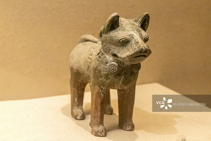 安徽文明史陈列（秦汉明清）：绿釉陶狗（东汉，安徽省太和县新集区黄岗寺采集）图片素材