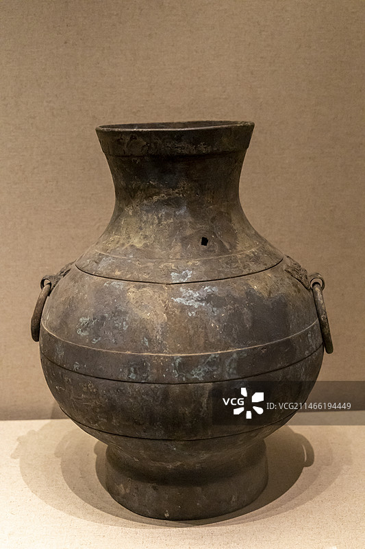 安徽文明史陈列（秦汉明清）：青铜壶（西汉，2007年六安市金安区三十铺镇双墩一号墓出土）图片素材