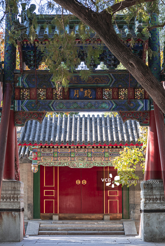 颐和园南湖岛上的牌坊和院落图片素材